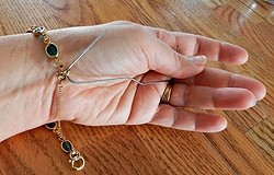 Как застегнуть браслет с помощью скрепки?