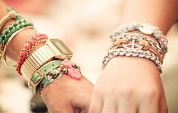 На какой руке носить браслет: от чего зависит выбор руки