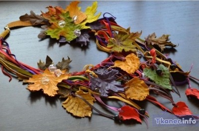 Бусы с осенними листьями из цветной кожи