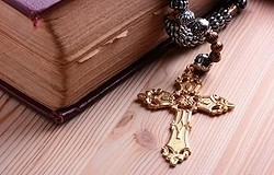 Как осветить крестик с цепочкой в церкви? Что нужно для процедуры освящения? Можно ли провести процесс дома и как?