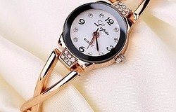 Какие часы выбрать женщине за 50: материал, механизм, стиль
