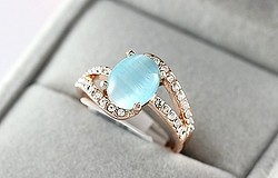 Какие голубые камни бывают в кольцах из разного металла