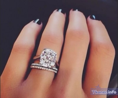 Кольцо с бриллиантами на руке