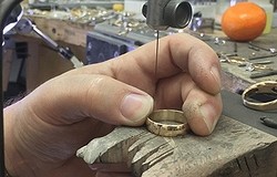 Как увеличить размер кольца? Как это делают в мастерской? Можно ли увеличить кольцо на размер в домашних условиях и как?