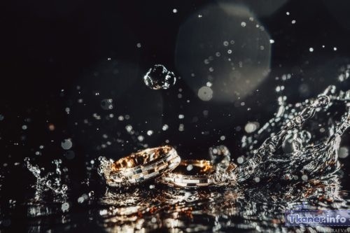 Обручальные кольца в воде