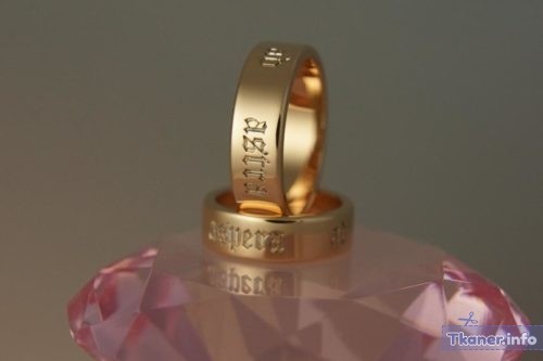 Обручальное кольцо с гравировкой