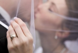 Невеста целует жениха