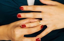 Можно ли носить обручальное кольцо после развода? Что с ним сделать? Приметы.