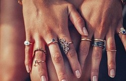 Почему нельзя мерить чужие кольца? Есть ли исключения: чьи кольца можно надевать на свой пальчик?
