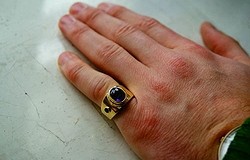 Почему перстень носят на мизинце: кто из звезд носит кольцо на мизинце