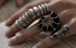 Значение колец на пальцах у женщин и мужчин. Кольцо на каком пальце, что означает?