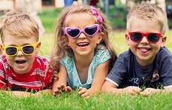 Как выбрать детские солнцезащитные очки: советы и лучшие модели