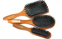 Чем можно почистить массажную расчёску в домашних условиях? Особенности чистки расчёсок-щёток из разных материалов.
