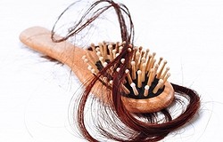 Как правильно избавляться от волос с расчёски
