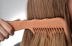 Польза и вред деревянной расчёски для волос. Какое дерево лучше? Как ею правильно пользоваться? Как выбрать расчёску?