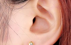 Почему могут болеть уши от серёжек и что делать