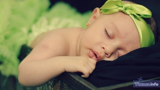 Ребенок спит в сережках
