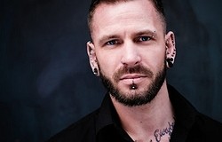 Серьга в левом ухе у мужчины