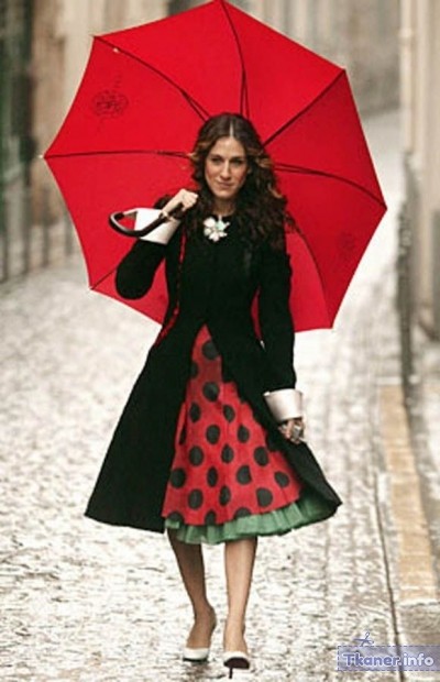 Сара Паркер с красным зонтом
