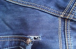 Как зашить дырку на кармане джинсов: дырка на самом кармане.