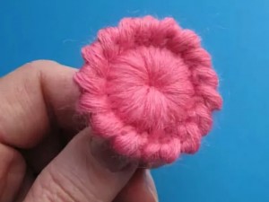 Как обвязать пуговицу крючком розовая