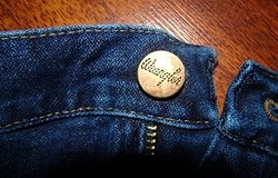 Как поменять пуговицу на джинсах: заменить на запасную или пришить обычную пуговицу