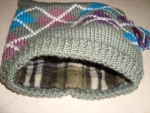 Как пришить подклад к вязаной шапке