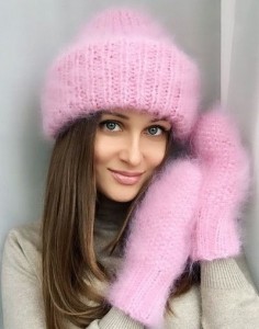 Нежно-розовый комплект шапка и варежки из мохера