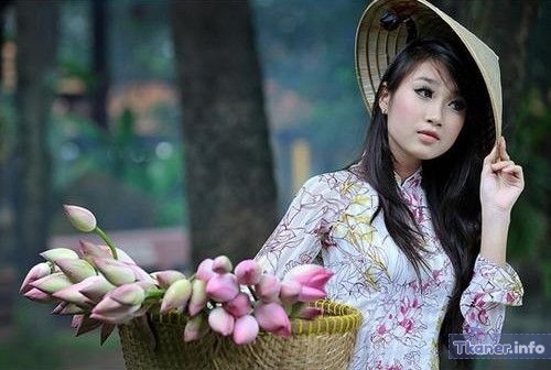 Девушка во вьетнамской шляпе