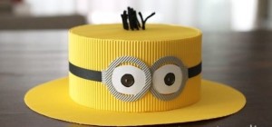 Желтая шляпа с декором очки