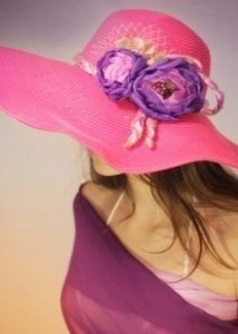 Цветы на розовой шляпе