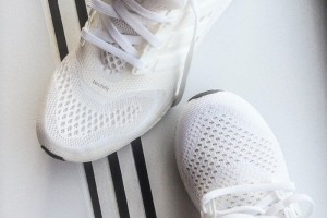 Белые тканевые кроссовки