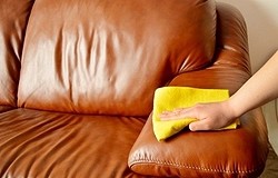 Чем и как чистить экокожу — способы чистки (диван, чехлы)
