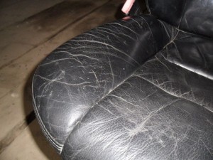 Потресканный кожзаменитель на кресле