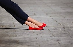 Почему балетки вредны для ног: опасность привычной обуви