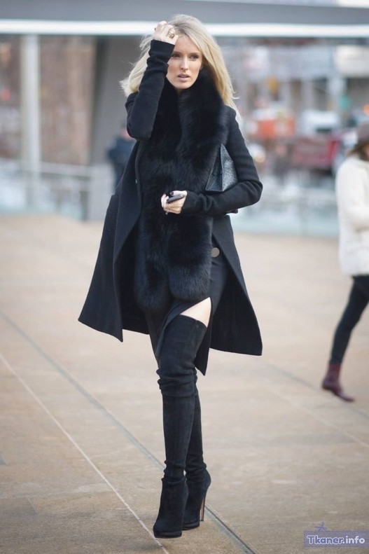Черные ботфорты с пальто.