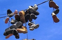 Почему ботинки висят на проводах, кто и зачем их вешает, что это означает