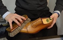 Для чего нужен воск для обуви? Прямое назначение воска. Как понять, качественный воск или нет? Как наносить?