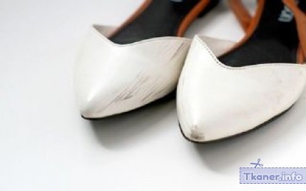 Царапины на белой обуви