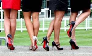 Девушки в черных туфлях