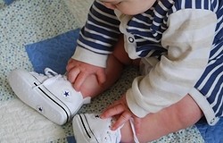 Когда ребенку покупать первую обувь: как правильно выбрать первые башмачки ребёнку?