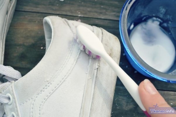 Можно ли мыть обувь старой зубной щеткой