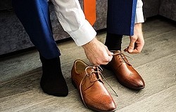 Почему нужно надевать обувь с правой ноги: приметы и поверья