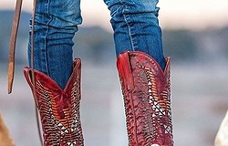 Ковбойские сапоги для осени-2024: что надеть с модной обувью