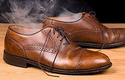 Как избавиться от запаха в туфлях: магазинные и народные средства