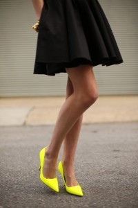 Желтые туфли с черным платьем