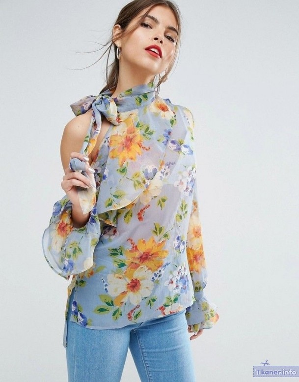 Блузка с цветочным принтом.