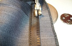 Как подшить брюки на машинке для начинающих: классические, школьные, трикотажные (с тесьмой, без и потайным швом)