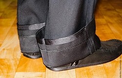 Как подшить брюки с помощью ленты: клейкой, ленты паутинки и тесьмы. Подшив брюк, различия в работе с разными лентами