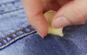 Очистка брюк от жвачки